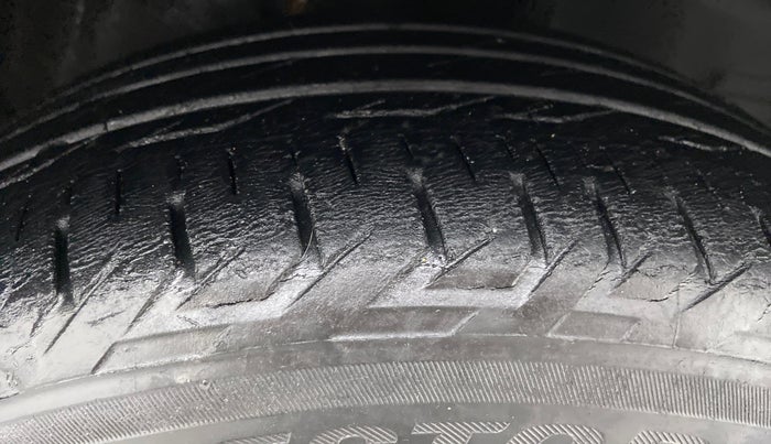2014 Toyota Corolla Altis G, Petrol, Manual, 1,17,456 km, Right Front Tyre Tread