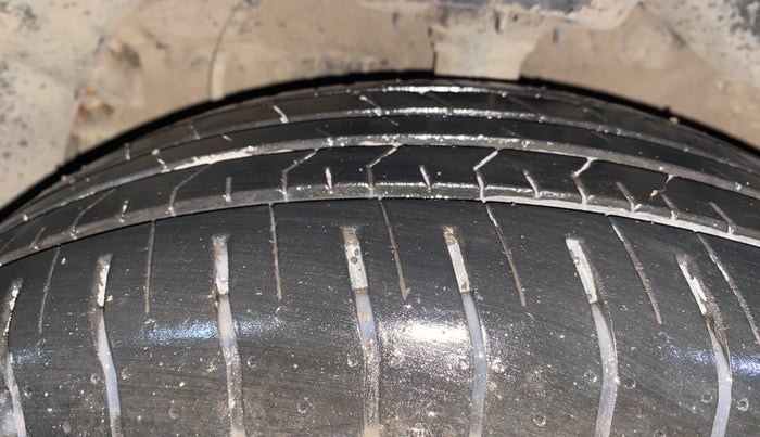 2020 Mahindra XUV300 W6 1.2 PETROL, Petrol, Manual, 33,270 km, Left Front Tyre Tread