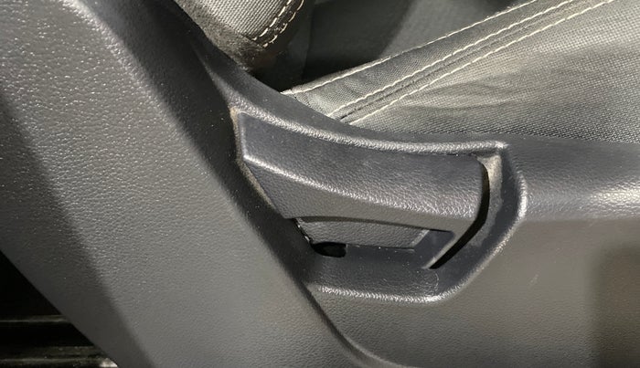 2020 Mahindra XUV300 W6 1.2 PETROL, Petrol, Manual, 33,270 km, Driver Side Adjustment Panel