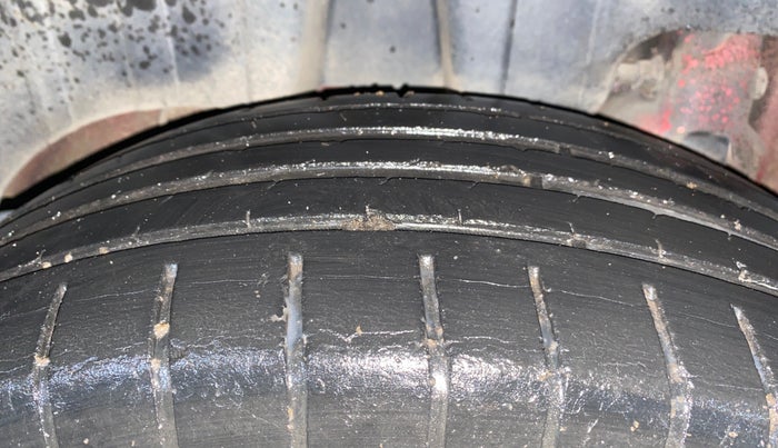 2020 Mahindra XUV300 W6 1.2 PETROL, Petrol, Manual, 33,270 km, Right Rear Tyre Tread