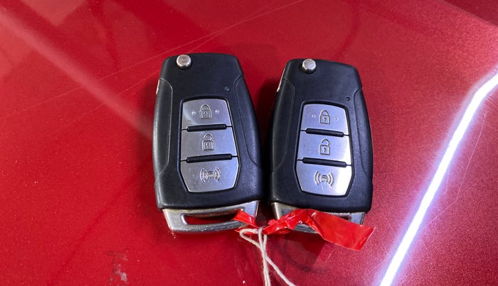 2020 Mahindra XUV300 W6 1.2 PETROL, Petrol, Manual, 33,270 km, Key Close Up