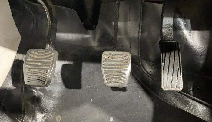 2020 Mahindra XUV300 W6 1.2 PETROL, Petrol, Manual, 33,270 km, Pedals