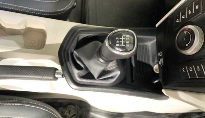 2020 Mahindra XUV300 W6 1.2 PETROL, Petrol, Manual, 33,270 km, Gear Lever