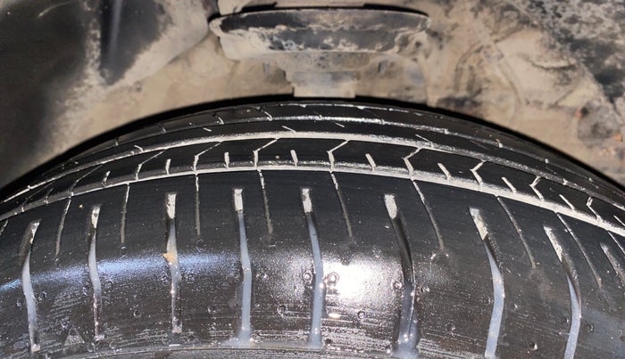 2020 Mahindra XUV300 W6 1.2 PETROL, Petrol, Manual, 33,270 km, Right Front Tyre Tread