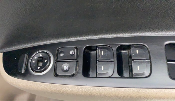 2014 Hyundai Xcent SX 1.2 (O), Petrol, Manual, 55,033 km, Right front window switch / handle - Master window function not working