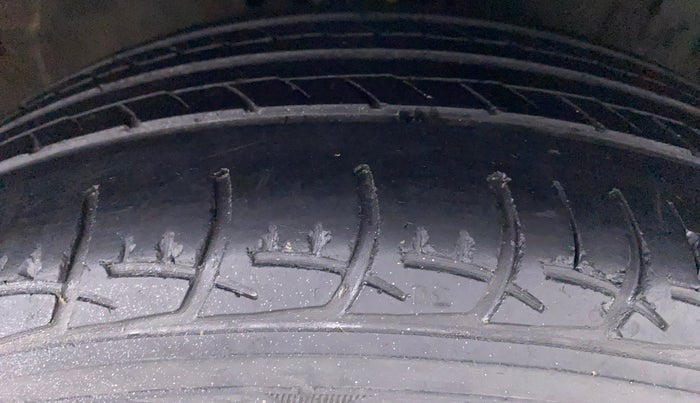 2017 Maruti Ertiga VDI SHVS, Diesel, Manual, 75,868 km, Right Front Tyre Tread