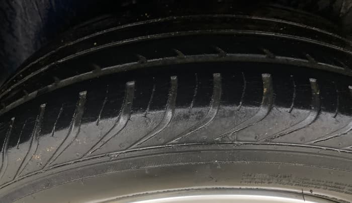 2013 Volkswagen Vento HIGHLINE PETROL AT, Petrol, Automatic, 74,967 km, Right Rear Tyre Tread