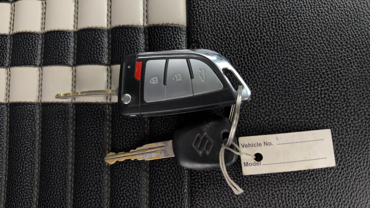2018 Maruti Swift LXI, Petrol, Manual, 49,987 km, Key Close Up