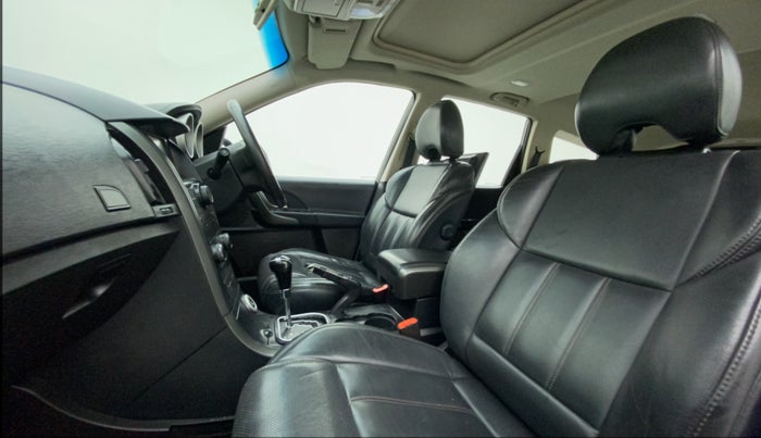 2017 Mahindra XUV500 W10 AT, Diesel, Automatic, 75,579 km, Right Side Front Door Cabin
