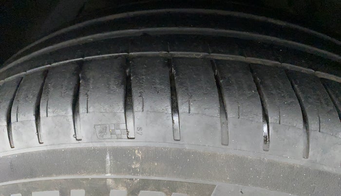 2017 Mahindra XUV500 W10 AT, Diesel, Automatic, 75,579 km, Left Front Tyre Tread