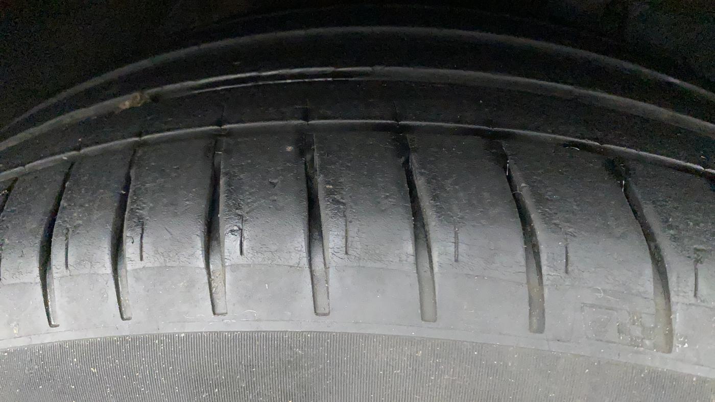 2017 Mahindra XUV500 W10 AT, Diesel, Automatic, 75,579 km, Right Front Tyre Tread