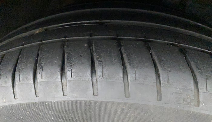2017 Mahindra XUV500 W10 AT, Diesel, Automatic, 75,579 km, Right Front Tyre Tread
