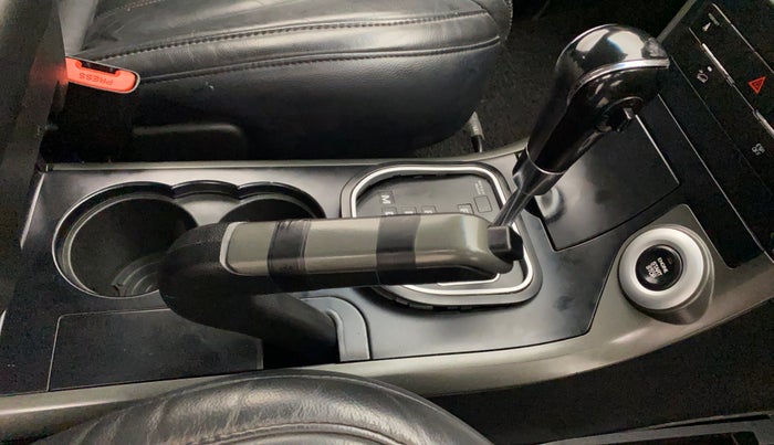 2017 Mahindra XUV500 W10 AT, Diesel, Automatic, 75,579 km, Gear lever - Hand brake lever cover torn