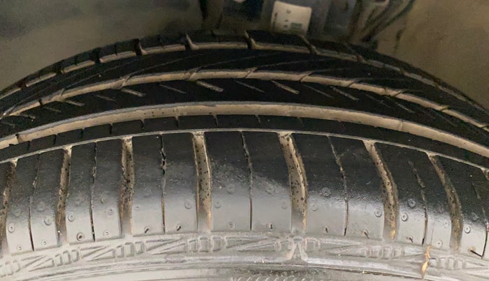 2016 Volkswagen Vento HIGHLINE PETROL AT, Petrol, Automatic, 38,304 km, Left Front Tyre Tread