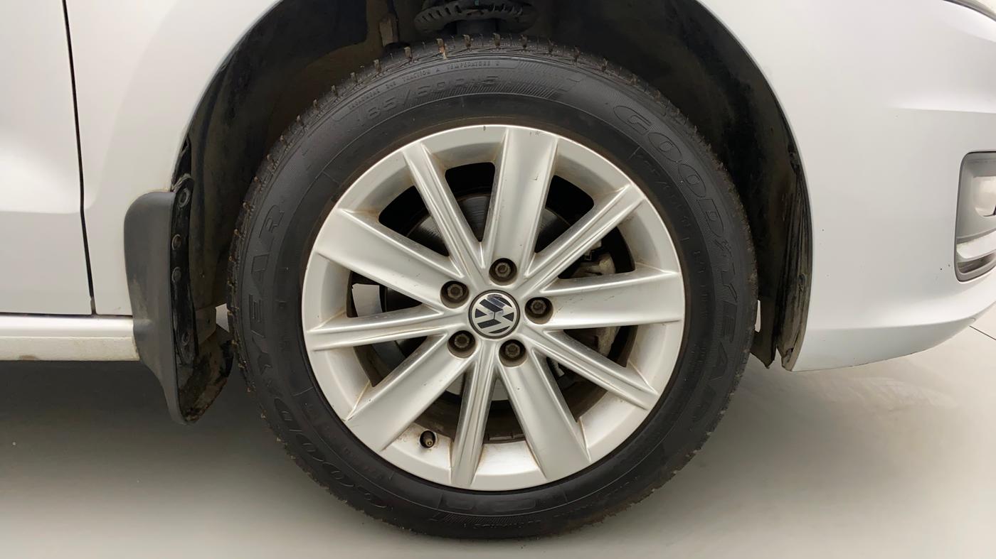 2016 Volkswagen Vento HIGHLINE PETROL AT, Petrol, Automatic, 38,304 km, Right Front Wheel