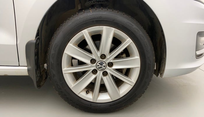 2016 Volkswagen Vento HIGHLINE PETROL AT, Petrol, Automatic, 38,304 km, Right Front Wheel