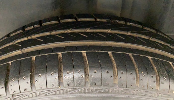 2016 Volkswagen Vento HIGHLINE PETROL AT, Petrol, Automatic, 38,304 km, Left Rear Tyre Tread