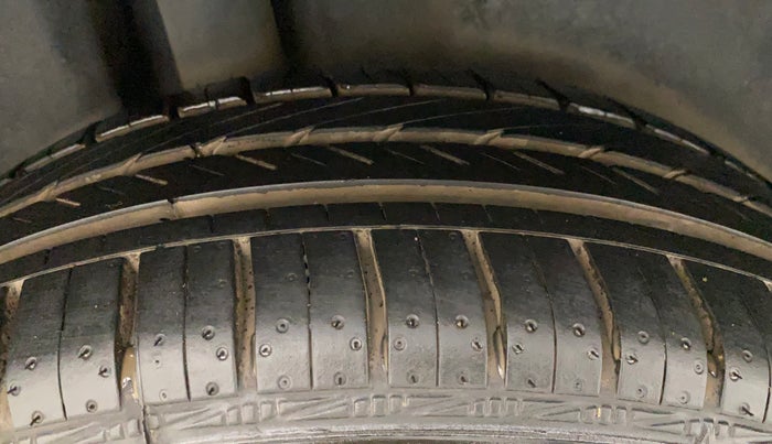 2016 Volkswagen Vento HIGHLINE PETROL AT, Petrol, Automatic, 38,304 km, Right Rear Tyre Tread