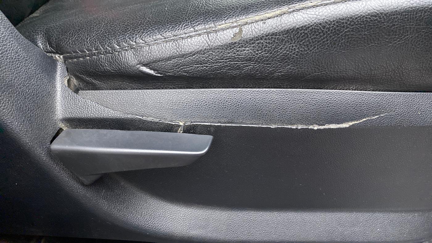 2018 Mahindra KUV 100 NXT K2 P 6 STR, CNG, Manual, 50,598 km, Driver Side Adjustment Panel