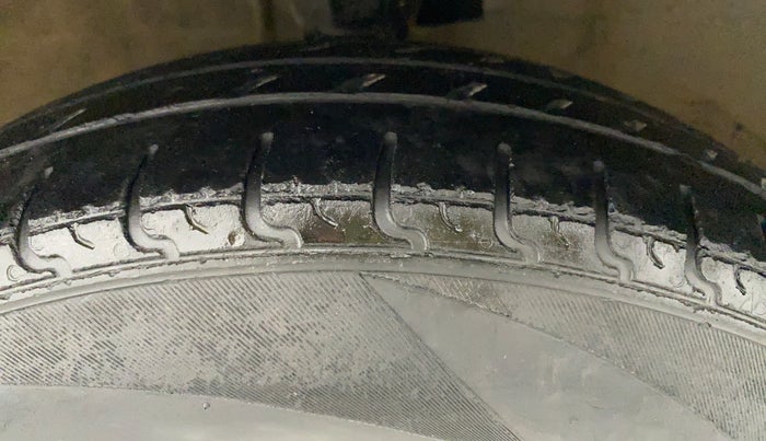 2013 Hyundai i10 ERA 1.1, CNG, Manual, 87,907 km, Left Front Tyre Tread