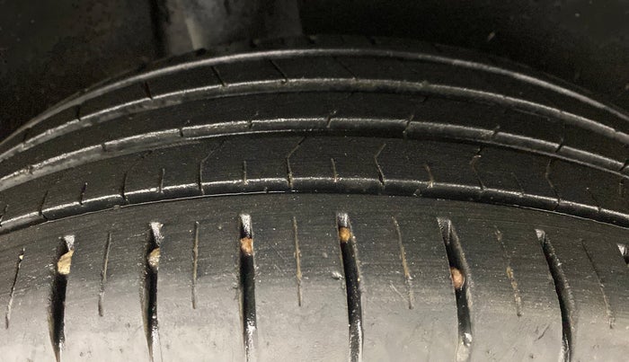 2020 Toyota Glanza V MT PETROL, Petrol, Manual, 25,292 km, Right Rear Tyre Tread