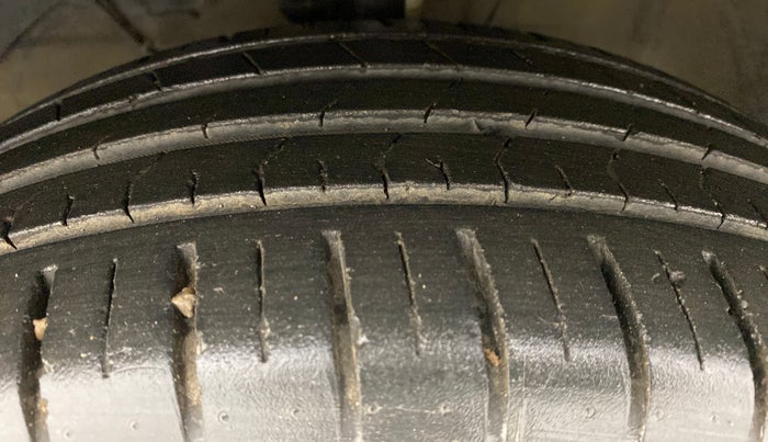 2020 Toyota Glanza V MT PETROL, Petrol, Manual, 25,292 km, Left Front Tyre Tread