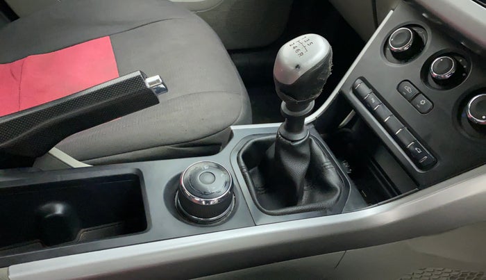 2018 Tata NEXON XM 1.2, Petrol, Manual, 58,008 km, Gear lever - Knob cover torn