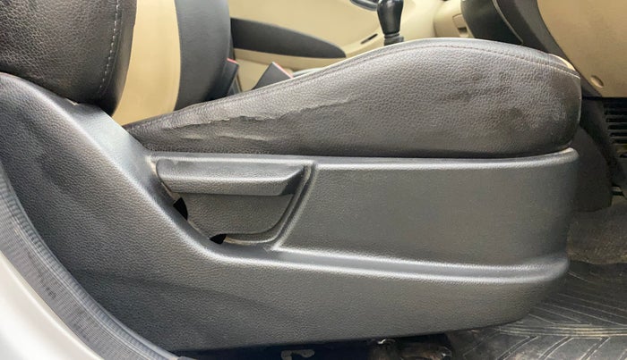 2016 Hyundai Eon ERA PLUS (O), Petrol, Manual, 1,01,988 km, Driver Side Adjustment Panel
