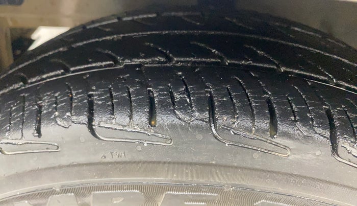 2016 Hyundai Eon ERA PLUS (O), Petrol, Manual, 1,01,988 km, Left Front Tyre Tread
