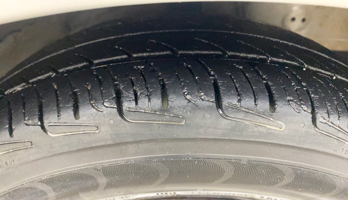 2016 Hyundai Eon ERA PLUS (O), Petrol, Manual, 1,01,988 km, Right Front Tyre Tread