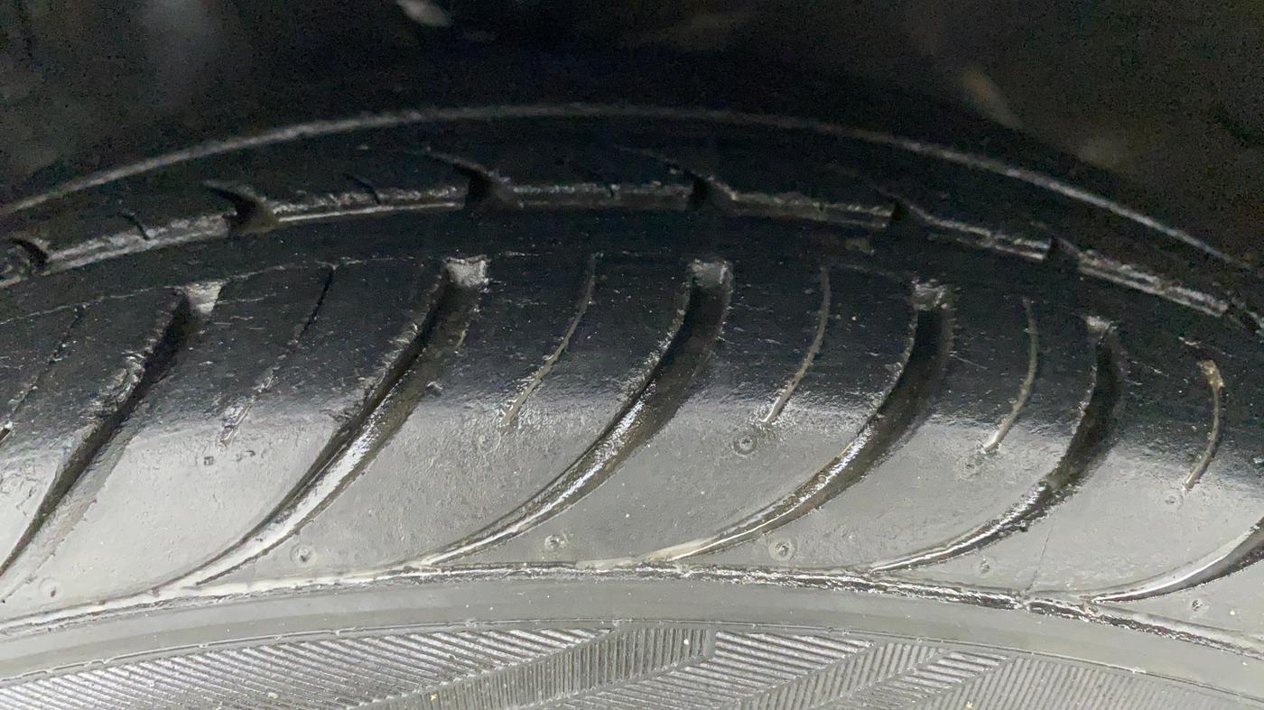 2015 Hyundai Eon MAGNA PLUS, Petrol, Manual, 19,479 km, Left Front Tyre Tread