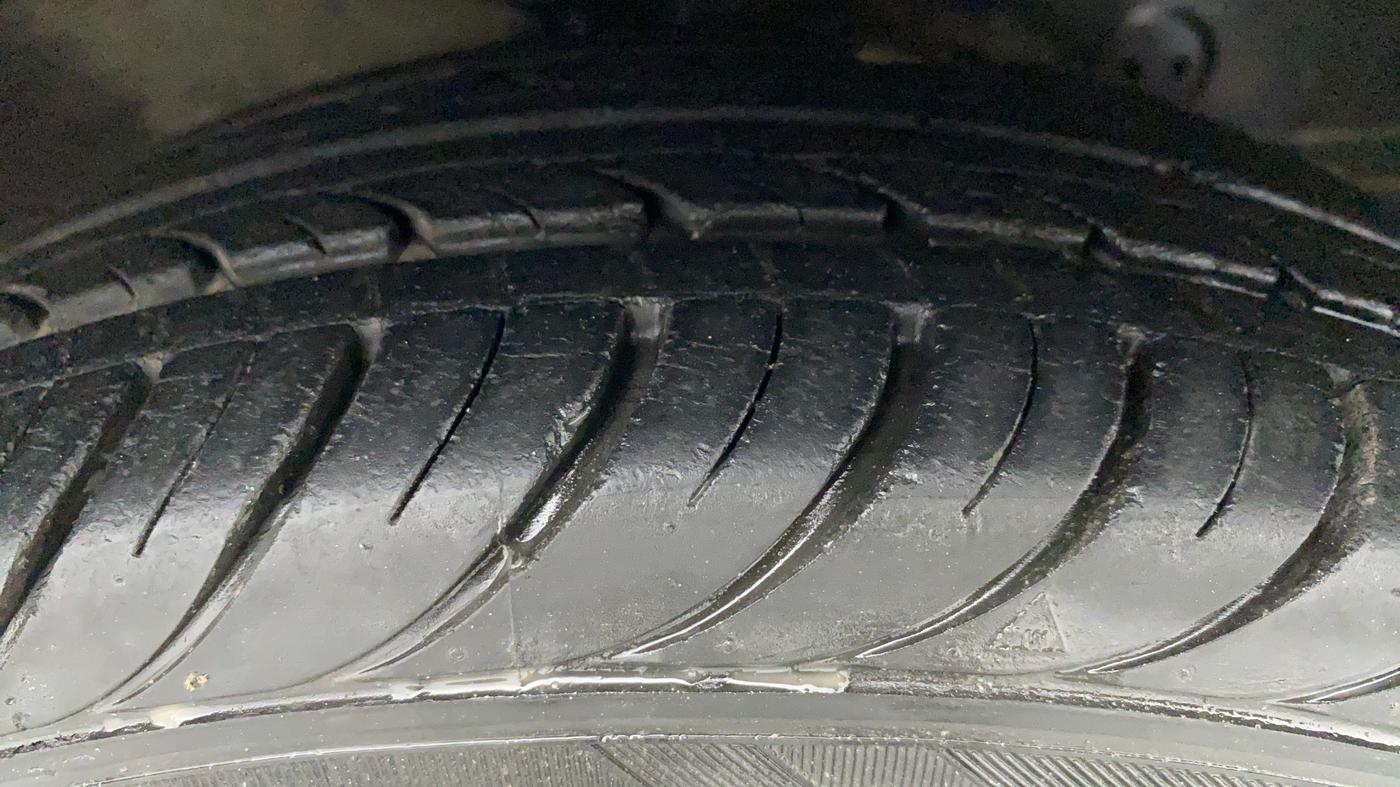 2015 Hyundai Eon MAGNA PLUS, Petrol, Manual, 19,479 km, Right Front Tyre Tread