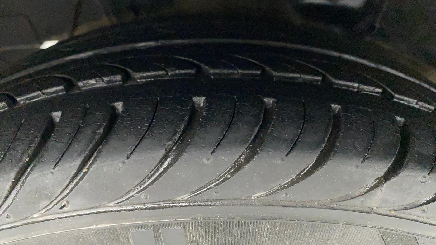 2015 Hyundai Eon MAGNA PLUS, Petrol, Manual, 19,479 km, Right Rear Tyre Tread
