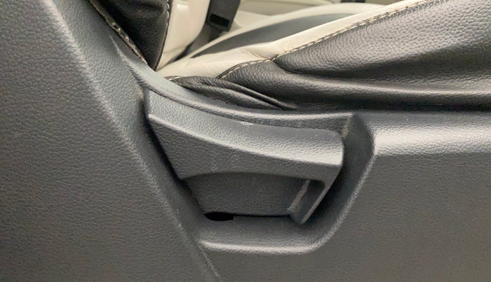 2021 Mahindra XUV300 1.5 W6 MT, Diesel, Manual, 45,062 km, Driver Side Adjustment Panel