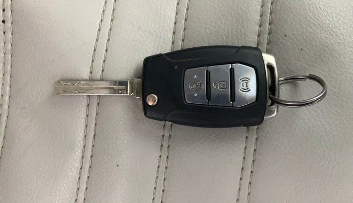 2021 Mahindra XUV300 1.5 W6 MT, Diesel, Manual, 45,062 km, Key Close Up