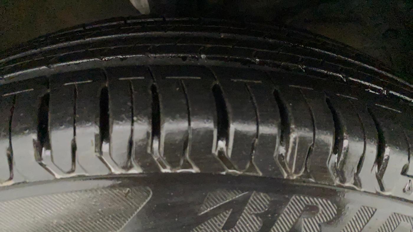 2017 Maruti Dzire VDI, Diesel, Manual, 58,679 km, Right Front Tyre Tread