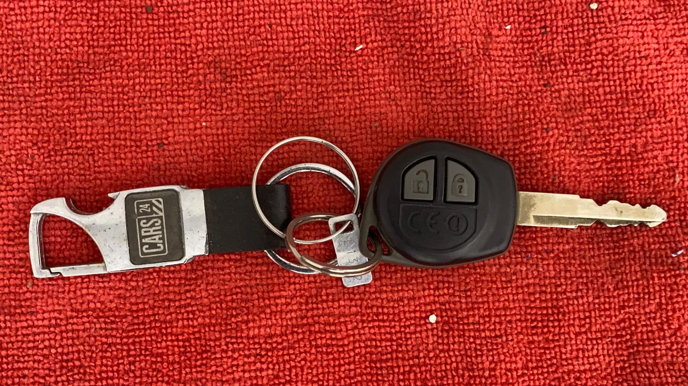 2017 Maruti Dzire VDI, Diesel, Manual, 58,679 km, Key Close Up