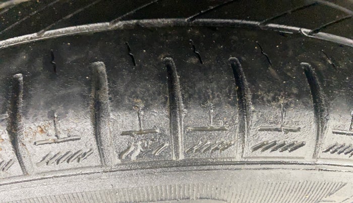 2017 Hyundai Grand i10 SPORTZ (O) 1.2 KAPPA VTVT, Petrol, Manual, 35,418 km, Right Rear Tyre Tread