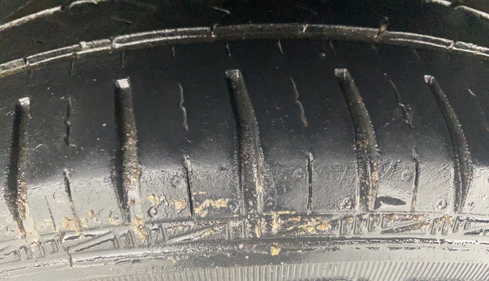 2017 Hyundai Grand i10 SPORTZ (O) 1.2 KAPPA VTVT, Petrol, Manual, 35,418 km, Left Rear Tyre Tread