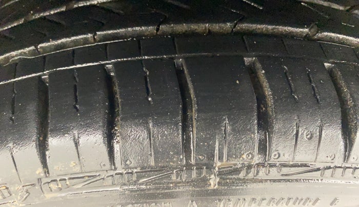 2017 Hyundai Grand i10 SPORTZ (O) 1.2 KAPPA VTVT, Petrol, Manual, 35,418 km, Left Front Tyre Tread