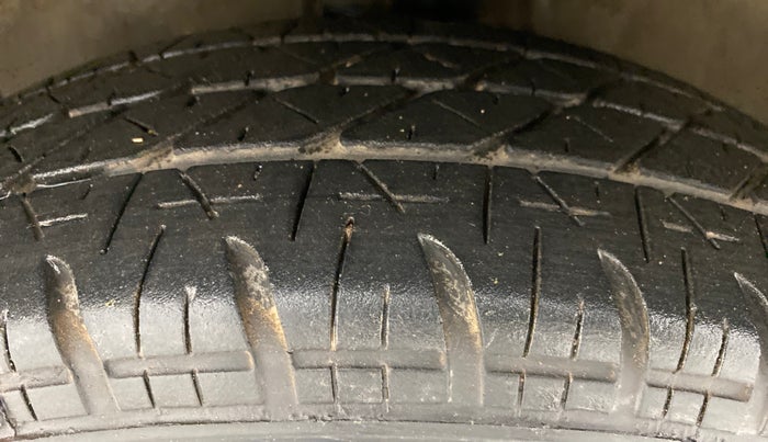 2010 Maruti Swift VXI ABS, Petrol, Manual, 69,679 km, Left Front Tyre Tread