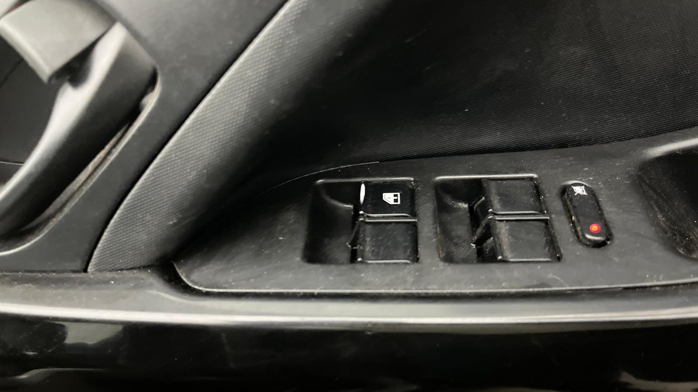 2019 Tata NEXON XM PETROL, CNG, Manual, 1,00,572 km, Driver Side Door Panels Control