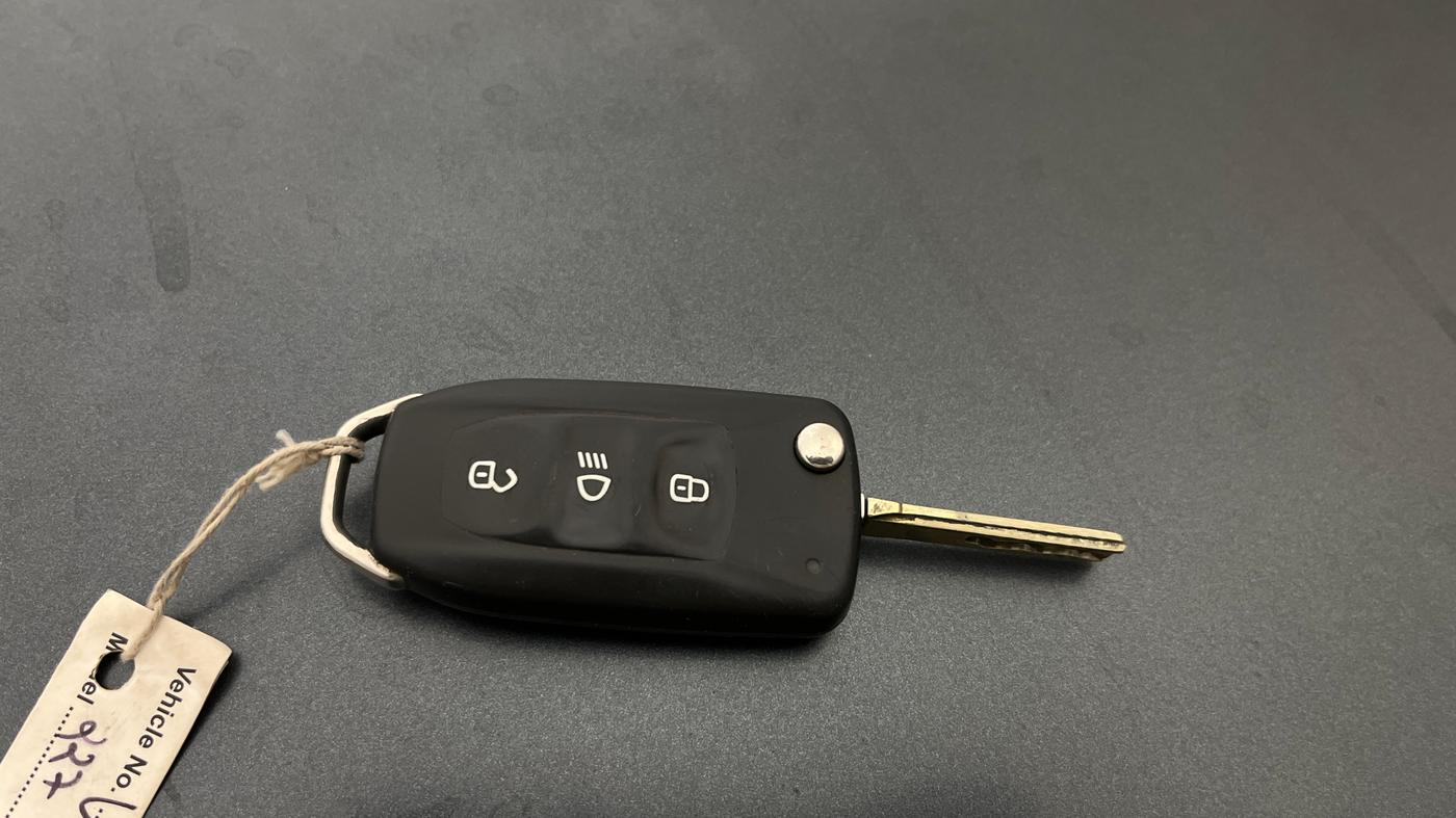 2019 Tata NEXON XM PETROL, CNG, Manual, 1,00,572 km, Key Close Up