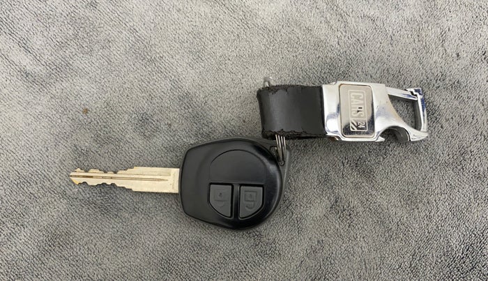 2015 Maruti Swift LXI (O), CNG, Manual, 61,441 km, Key Close Up