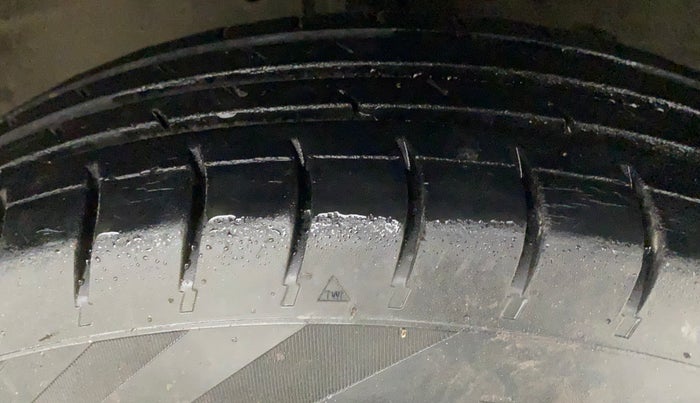 2015 Maruti Swift LXI (O), CNG, Manual, 61,441 km, Right Front Tyre Tread