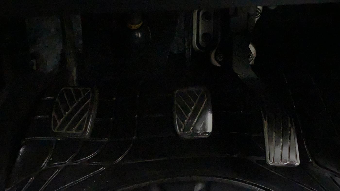 2015 Maruti Swift LXI (O), CNG, Manual, 61,441 km, Pedals