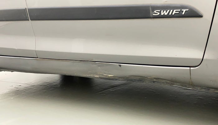 2015 Maruti Swift LXI (O), CNG, Manual, 61,441 km, Right running board - Slightly dented