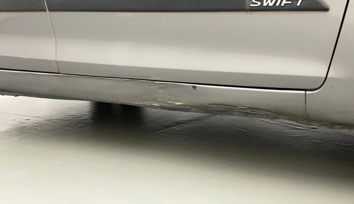 2015 Maruti Swift LXI (O), CNG, Manual, 61,441 km, Right running board - Minor scratches