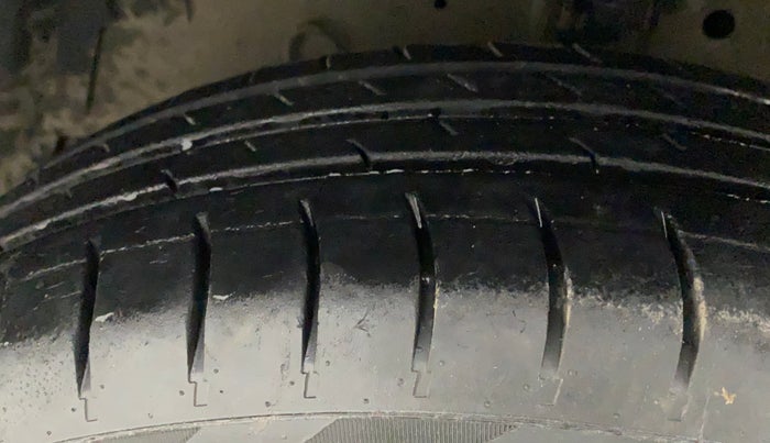2015 Maruti Swift LXI (O), CNG, Manual, 61,441 km, Left Front Tyre Tread