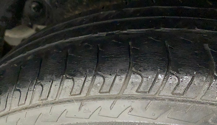 2015 Maruti Swift LXI (O), CNG, Manual, 61,441 km, Left Rear Tyre Tread